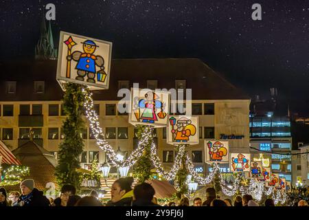 Christkindlesmarkt oder Weihnachtsmarkt mit Weihnachtsbeleuchtung in Nürnberg, Deutschland Stockfoto