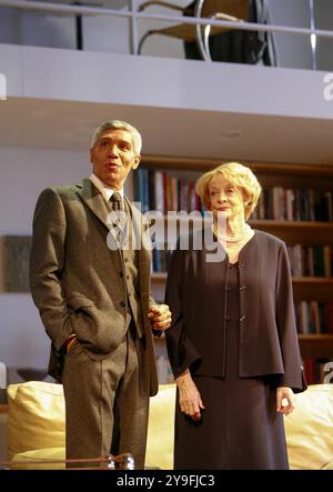 Peter Francis James (Oscar), Maggie Smith (Elizabeth) in THE LADY FROM DUBUQUE von Edward Albee im Theatre Royal Haymarket, London SW1 20/03/2007 Design: Hildegard Bechtler Regie: Anthony Page Stockfoto