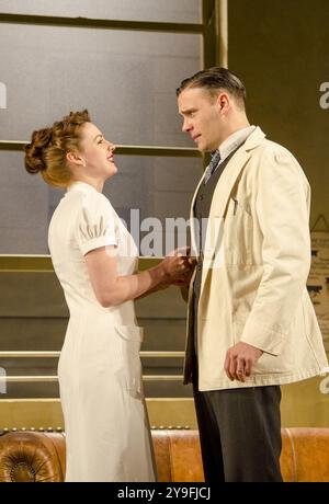 Jessica Raine (Cleo Singer), Joseph Millson (Ben stark) in ROCKET TO THE MOND von Clifford Odets im Lyttelton Theatre, National Theatre (NT), London SE1 30/03/2011 Design: Anthony Ward Beleuchtung: Mark Henderson Regie: Angus Jackson Stockfoto