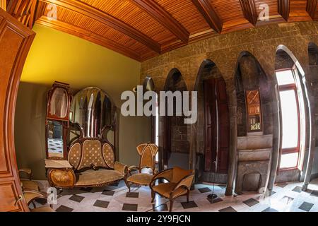 Das Innere des Palau Güell wurde vom Architekten Antoni Gaudi, Barcelona, Spanien, entworfen Stockfoto