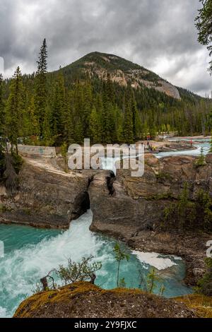 Atemberaubende Natural Bridge im Yoho National Park im Frühling mit unglaublichem Gletscherwasser, das über die felsige Landschaft im Yoho National Park fließt. Stockfoto