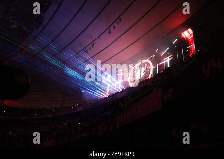 Der französische Musiker Jean-Michel Jarre bei der Abschlusszeremonie der Paralympischen Spiele 2024 im Stade de France in Paris. Stockfoto