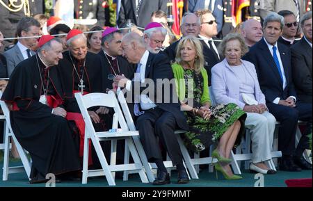 Dateifoto – US-Vizepräsident Joe Biden spricht mit katholischen Kardinälen, während Präsident Barack Obama am Mittwoch, den 23. September 2015, eine offizielle Willkommenszeremonie für Papst Franziskus auf dem Südrasen des Weißen Hauses in Washington, DC veranstaltet. Mit Biden sind Dr. Jill Biden, Ethel Kennedy und Außenminister John Kerry - Ethel Kennedy, die Witwe des ehemaligen US-Generalstaatsanwalts Robert F. Kennedy und ein langjähriger Menschenrechtsaktivist, gestorben, sagte ihre Familie. Sie war 96. Foto: Chris Kleponis/CNP /ABACAPRESS. KOM Stockfoto