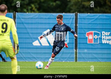 Hamburg, Deutschland. Oktober 2024. Mikkel Duelund (Aarhus GF, #20) GER, Hamburger SV vs. Aarhus GF, Fussball, Testspiel, Saison 2024/2025, 10.10.2024 Foto: Eibner-Pressefoto/Marcel von Fehrn Credit: dpa/Alamy Live News Stockfoto