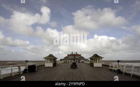 Cromer Pier and Theatre, North Norfolk, Norfolk, England, Großbritannien - Blick auf den Pier mit rauem, dramatischem Meer. Stockfoto