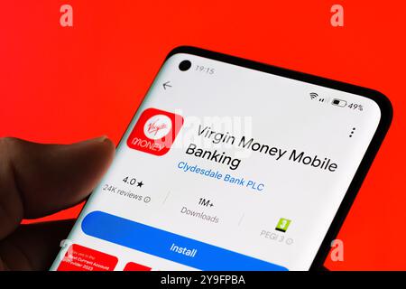 Der Installationsbildschirm der Virgin Money Mobile Banking App wird auf einem Smartphone mit dem Logo der Clydesdale Bank angezeigt. Hellroter Hintergrund. Personal Stockfoto