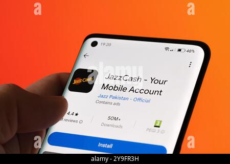 JazzCash Mobile App wird auf einem Smartphone-Bildschirm angezeigt und zeigt die Installationsoption an. Mit dieser App von Jazz Pakistan können Benutzer Zahlungen abwickeln, Transfers durchführen Stockfoto