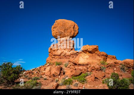 Wanderungen im Arches National Park im Herbst 2024, darunter ausgeglichene Felsen, Doppelbögen, Nord- und Südfenster und vieles mehr Stockfoto