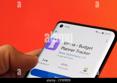 Die Emma Budget Planner Tracker App wird auf einem Smartphone-Bildschirm mit über 500 Downloads und einer 3,8-Sterne-Bewertung im Google Play Store angezeigt. Stafford, Vereinigte Staaten Stockfoto