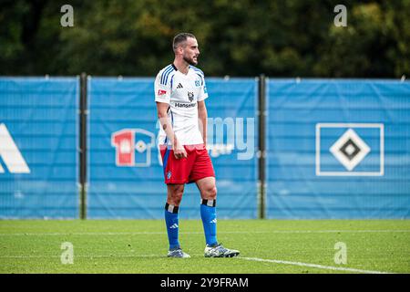 Hamburg, Deutschland. Oktober 2024. Lucas Perin (Hamburger SV, #24) GER, Hamburger SV vs. Aarhus GF, Fussball, Testspiel, Saison 2024/2025, 10.10.2024 Foto: Eibner-Pressefoto/Marcel von Fehrn Credit: dpa/Alamy Live News Stockfoto