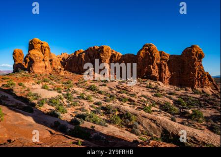 Wanderungen im Arches National Park im Herbst 2024, darunter ausgeglichene Felsen, Doppelbögen, Nord- und Südfenster und vieles mehr Stockfoto