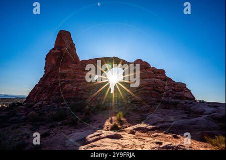 Wanderungen im Arches National Park im Herbst 2024, darunter ausgeglichene Felsen, Doppelbögen, Nord- und Südfenster und vieles mehr Stockfoto