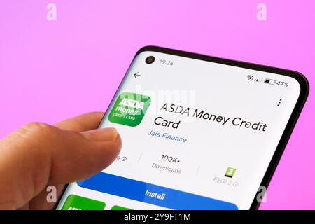 ASDA Money Credit Card wird auf dem Smartphone-Bildschirm angezeigt und zeigt Download-Statistiken und Installationsoptionen an. Stafford, Vereinigtes Königreich, 9. Oktober, Stockfoto