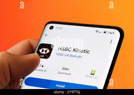 Der Bildschirm der HSBC Kinetic App für Business Banking wird auf einem Smartphone angezeigt. Stafford, Vereinigtes Königreich, 9. Oktober 2024. Stockfoto