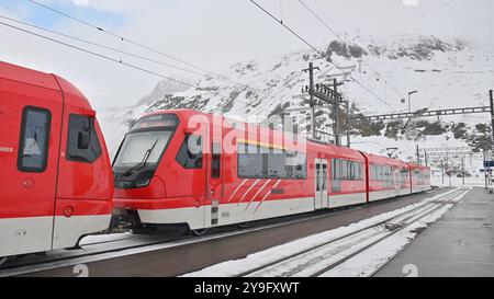 Oberalp vorbei Schweiz September 2024 Oberalppass. Obwohl nur halb September bedeutende Schneedecks liegen, tragen Nebel und Wolken zur bitteren Kälte bei. Bahnhof Oberalppass. Matterhorn Gotthard Bahn, Bahnstrecke hier zwischen Andermatt und Disentis. Zug, Bahn, Transport, Transport, Reise, mgb Stockfoto