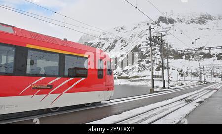 Oberalp vorbei Schweiz September 2024 Oberalppass. Obwohl nur halb September bedeutende Schneedecks liegen, tragen Nebel und Wolken zur bitteren Kälte bei. Bahnhof Oberalppass. Matterhorn Gotthard Bahn, Bahnstrecke hier zwischen Andermatt und Disentis. Zug, Bahn, Transport, Transport, Reise, mgb Stockfoto