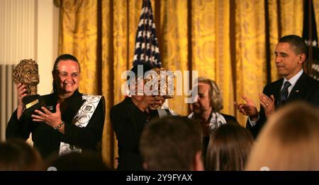 Washington, DC - 23. November 2009 -- US-Präsident Barack Obama präsentiert den Robert F. 2009 Der Kennedy Human Rights Award an Magodonga Mahlangu und die Frauen von Simbabwe wird am 23. November 2009 im East Room des Weißen Hauses verliehen. Von links nach rechts: Jenni Williams (WOZA), Magodonga Mahlangu, Ethel Kennedy, Präsident Obama. Gutschrift: Dennis Brack/Pool über CNP Stockfoto