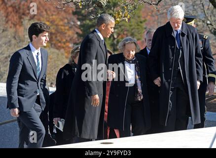 US-Präsident Barack Obama und ehemaliger US-Präsident Bill Clinton Hilfe Ethel Kennedy, Witwe des ehemaligen US Attorney General und US-Senator Robert F. Kennedy (Demokrat aus New York) bis eine Reihe von Schritten, wie sie sich vorbereiten, einen Kranz am Grab für Präsident John F. Kennedy auf dem Nationalfriedhof Arlington in Arlington, Virginia, 20. November 2013 zu legen. Diesen Freitag wird des 50. Jahrestages der Ermordung von Präsident Kennedy. Jack Schlossberg, Sohn von US-Botschafter in Japan Caroline Kennedy und Enkel von Präsident Kennedy, ist auf der linken Seite des Rahmens. Bildnachweis: Pat Benic / Stockfoto