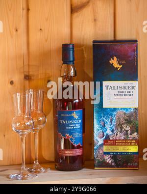 Deutschland, Baden-Württemberg - 26. März 2024: Flasche Talisker Distillers Edition, mit zusätzlicher Kartonverpackung und 2 Gläsern. Stockfoto