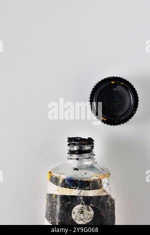 Geöffnete schwarze Aquarellröhre auf weißem Hintergrund, Freizeitaktivität oder Arbeitsplatz Stockfoto