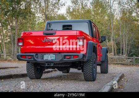 Fort Collins, CO, USA - 2. Oktober 2024: Ein neues Modell des Jeep Gladiator Pick Up, Rubicon auf einem Parkplatz. Stockfoto