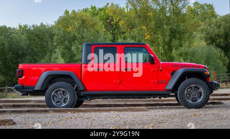 Fort Collins, CO, USA - 2. Oktober 2024: Ein neues Modell des Jeep Gladiator Pick Up, Rubicon auf einem Parkplatz. Stockfoto