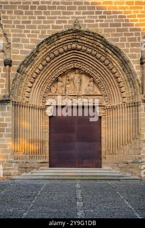 westportal, Kirche - Festung San Saturnino, 13. Jahrhundert, Artajona (Artaxoa) Merindad de Olite, Foral Community of Navarra, Spanien. Stockfoto