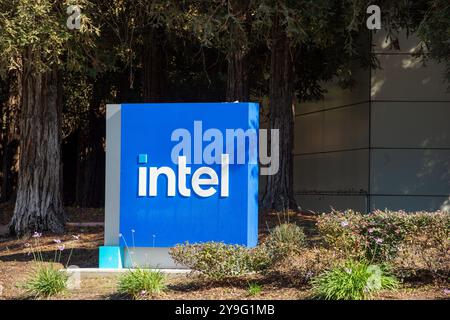 Santa Clara, USA. Oktober 2024. Das Intel-Logo ist am Hauptsitz des Chip-Unternehmens zu sehen. Anrede: Andrej Sokolow/dpa/Alamy Live News Stockfoto