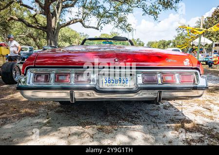 Gulfport, MS - 03. Oktober 2023: Low-perspektivische Rückansicht eines Chevrolet Caprice Cabrios aus dem Jahr 1973 auf einer lokalen Autoshow. Stockfoto