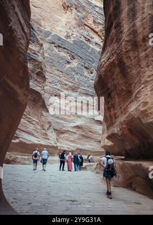 Wadi Musa, Jordanien - 20. November 2023: Touristen wandern in der Siq in die antike Stadt Petra. Stockfoto