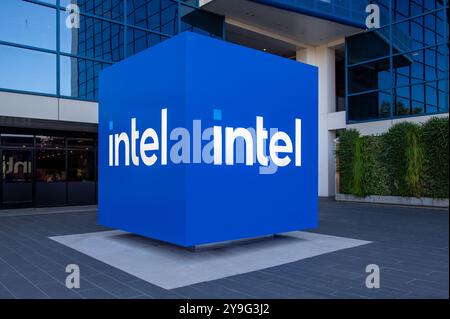 Santa Clara, USA. Oktober 2024. Das Intel-Logo ist am Hauptsitz des Chip-Unternehmens zu sehen. Anrede: Andrej Sokolow/dpa/Alamy Live News Stockfoto