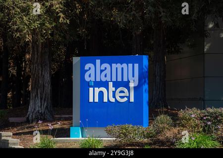 Santa Clara, USA. Oktober 2024. Das Intel-Logo ist am Hauptsitz des Chip-Unternehmens zu sehen. Anrede: Andrej Sokolow/dpa/Alamy Live News Stockfoto