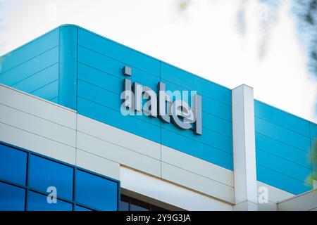 Santa Clara, USA. Oktober 2024. Das Intel-Logo ist am Hauptsitz des Chip-Unternehmens zu sehen. Anrede: Andrej Sokolow/dpa/Alamy Live News Stockfoto