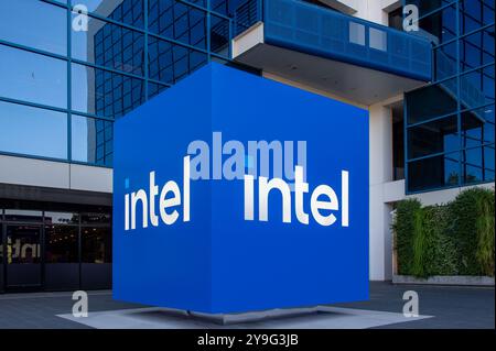 Santa Clara, USA. Oktober 2024. Das Intel-Logo ist am Hauptsitz des Chip-Unternehmens zu sehen. Anrede: Andrej Sokolow/dpa/Alamy Live News Stockfoto
