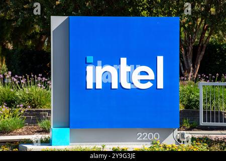Santa Clara, USA. Oktober 2024. Das Intel-Logo ist am Hauptsitz des Chip-Unternehmens zu sehen. Anrede: Andrej Sokolow/dpa/Alamy Live News Stockfoto