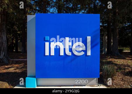 Santa Clara, USA. Oktober 2024. Das Intel-Logo ist am Hauptsitz des Chip-Unternehmens zu sehen. Anrede: Andrej Sokolow/dpa/Alamy Live News Stockfoto