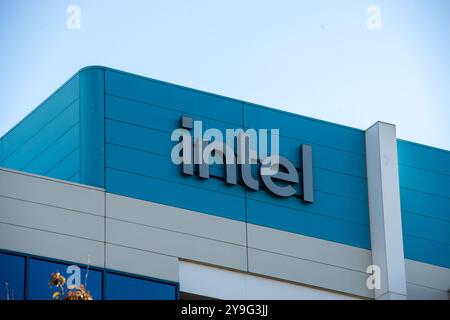 Santa Clara, USA. Oktober 2024. Das Intel-Logo ist am Hauptsitz des Chip-Unternehmens zu sehen. Anrede: Andrej Sokolow/dpa/Alamy Live News Stockfoto
