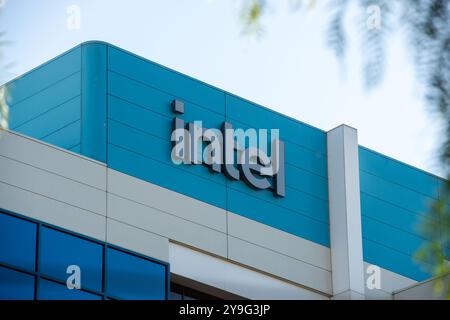 Santa Clara, USA. Oktober 2024. Das Intel-Logo ist am Hauptsitz des Chip-Unternehmens zu sehen. Anrede: Andrej Sokolow/dpa/Alamy Live News Stockfoto