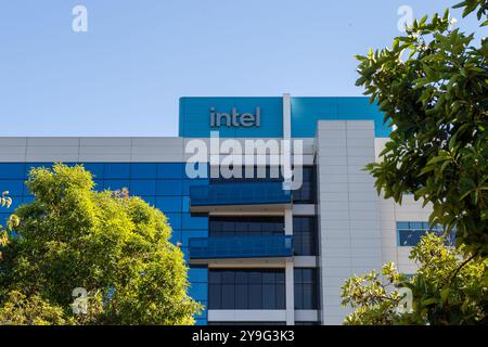 Santa Clara, USA. Oktober 2024. Das Intel-Logo ist am Hauptsitz des Chip-Unternehmens zu sehen. Anrede: Andrej Sokolow/dpa/Alamy Live News Stockfoto
