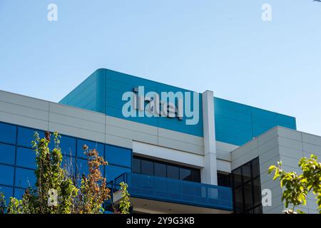 Santa Clara, USA. Oktober 2024. Das Intel-Logo ist am Hauptsitz des Chip-Unternehmens zu sehen. Anrede: Andrej Sokolow/dpa/Alamy Live News Stockfoto