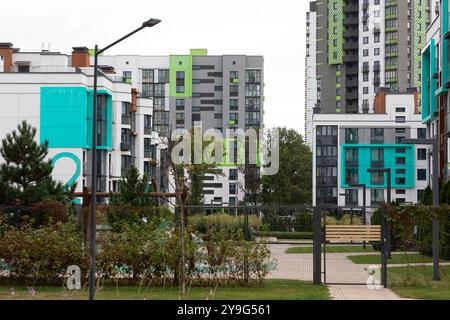 Moderne Hochhäuser in einem Wohngebiet, umgeben von Grün, bieten Outdoor-Annehmlichkeiten im urbanen Leben Stockfoto