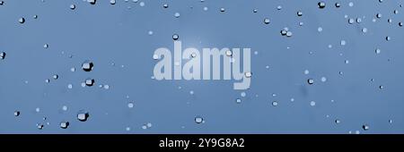 Abstraktes Bild von Wassertropfen auf blauem Hintergrund. 3D-Rendering Stockfoto