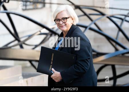 Paris, Frankreich. Oktober 2024. Die französische Ministerin für territoriale Partnerschaften und Dezentralisierung Catherine Vautrin trifft am 10. Oktober 2024 zu einer wöchentlichen Kabinettssitzung im Elysee-Palast in Paris ein. Foto: Alexis Jumeau/ABACAPRESS. COM Credit: Abaca Press/Alamy Live News Stockfoto