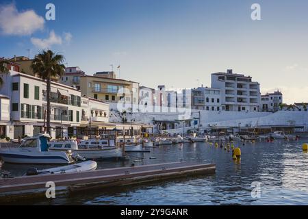 Blick auf den Hafen von Cales Fonts am Morgen mit kleinen Booten und Restaurants in der Stadt Mahon und es Castell auf der Insel Menorca auf den balearen Stockfoto