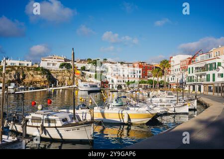 Blick auf den Hafen von Cales Fonts am Morgen mit kleinen Booten und Restaurants in der Stadt Mahon und es Castell auf der Insel Menorca auf den balearen Stockfoto