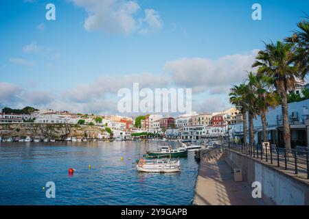 Blick auf den Hafen von Cales Fonts am Morgen mit kleinen Booten und Restaurants in der Stadt Mahon und es Castell auf der Insel Menorca auf den balearen Stockfoto
