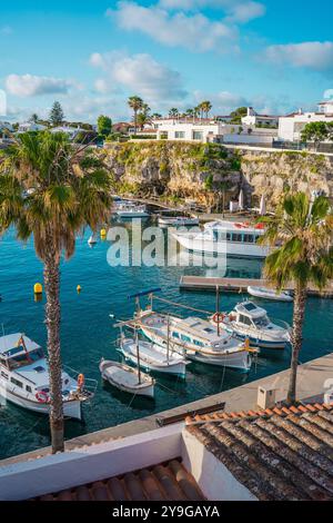Blick auf den Hafen von Cales Fonts am Morgen mit kleinen Booten und Restaurants in der Stadt Mahon und es Castell auf der Insel Menorca auf den balearen Stockfoto