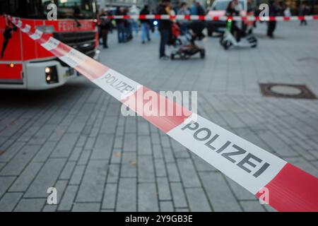 Eine Nahaufnahme von rot-weißem Polizeiabsperrband mit der Aufschrift „Polizei“ bedeutet, dass die Polizei einen Bereich auf einem öffentlichen Platz absperrt. Stockfoto