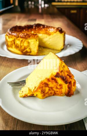 Berühmter Käsekuchen von San Sebastian, ausgestellt an einer traditionellen baskischen Bar. Stockfoto