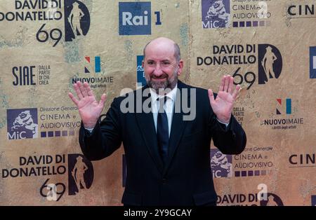 Roma, Italien. April 2024. Ich David di Donatello Roter Teppich. Nella foto Antonio Albanese - Roma, Italia - Venerdì 3 Maggio 2024 (Foto Valentina Stefanelli/LaPresse) David Red Carpet von Donatello. Auf dem Foto Michele Riondino und seine Frau - Rom, Italien - Freitag, 3. Mai 2024 (Foto Valentina Stefanelli/LaPresse) Credit: LaPresse/Alamy Live News Stockfoto